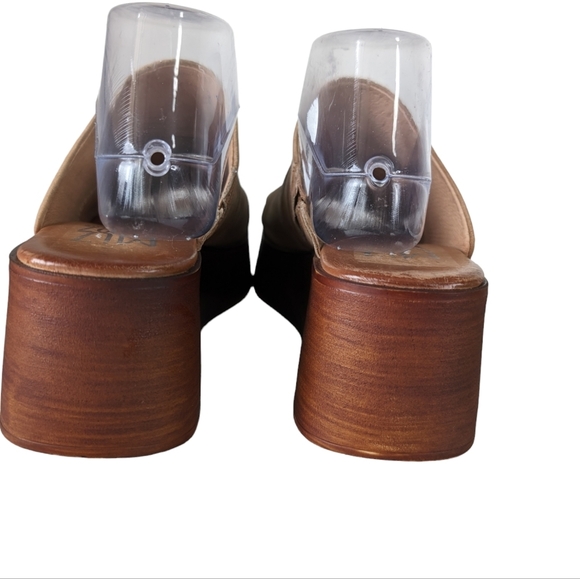 Miz Mooz Gianna Wedge Sandal in Sand. Size 40/(9-9.5) - Picture 7 of 11